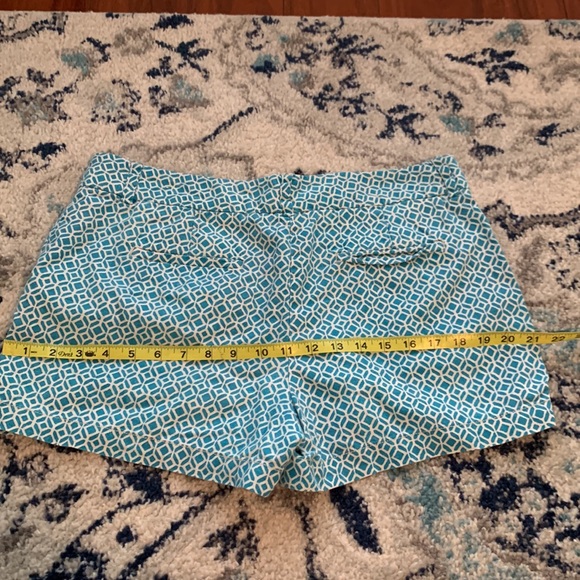 Loft Size 8 geometric pattern teal and cream shorts with front and back pockets - Picture 5 of 7